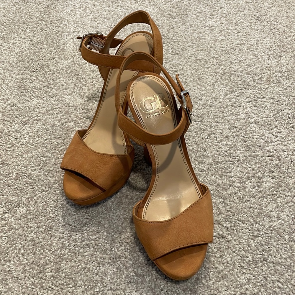 Gianni Bini heels. Brown Suede